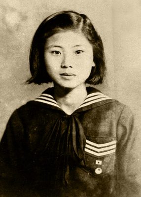 1945 年就讀於臺南州立第二高等女學校時期的施水環黑白照片