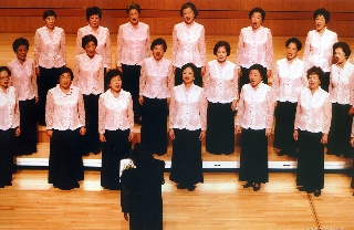 榮星合唱團婦女隊於鄭煥璧作品演唱會中演出
